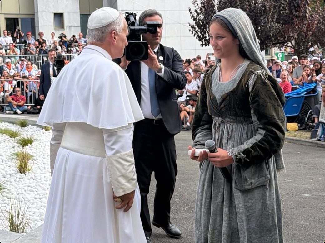 Eva, en costume de Bernadette, face au pape Léon XIV à Lourdes
